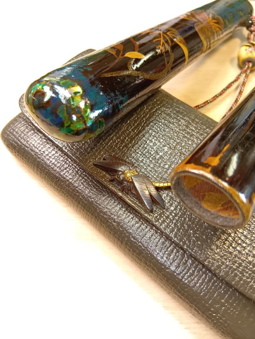 煙草入／蜻蛉前金具／草花図漆蒔絵螺鈿細工