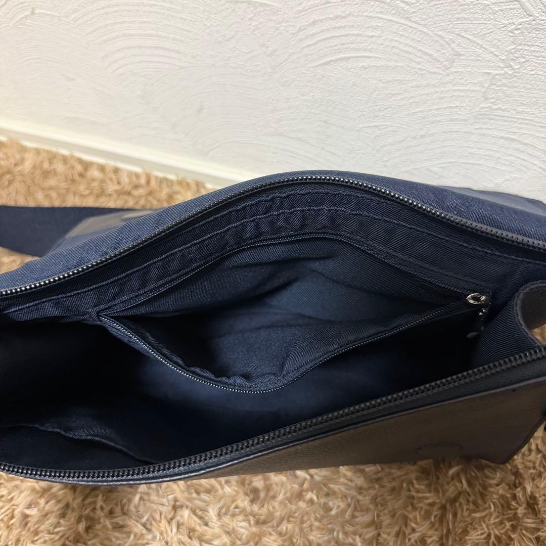 ear PAPILLONNER ワイドテープショルダーバッグ 本革 軽量 紺色