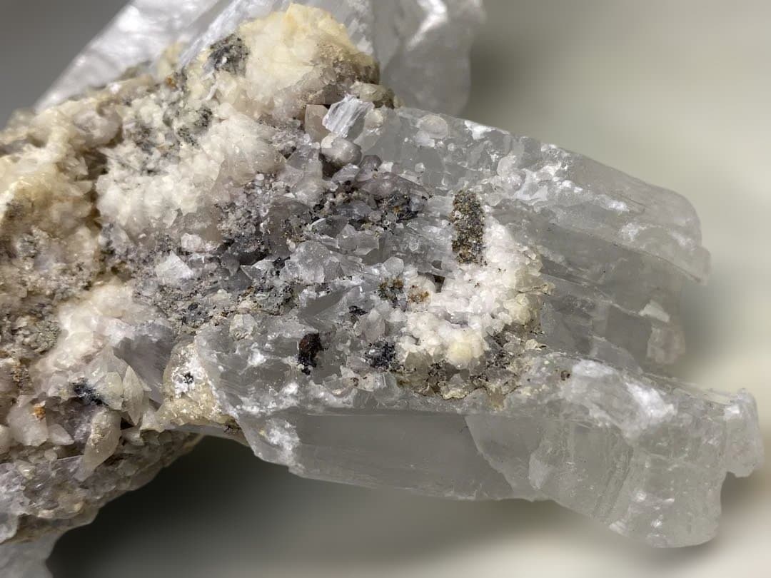 T1040-1虹入りセレナイト原石クラスター　ザンビア産　天然石　レア鉱物　浄化