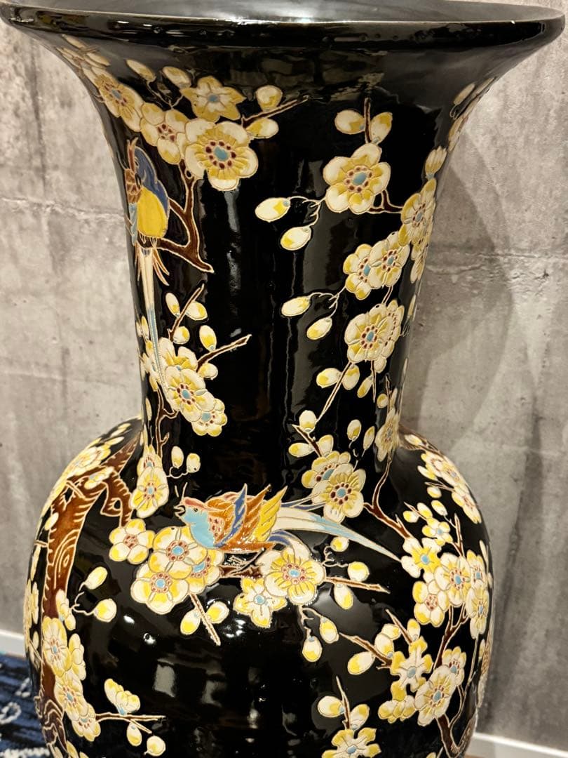 (39) 美しい東洋陶器の床置き花瓶。桜と鳥が描かれ彫刻されています。