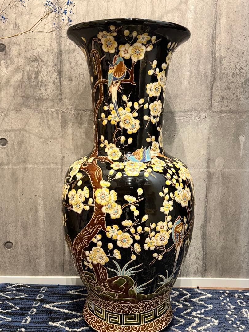 (39) 美しい東洋陶器の床置き花瓶。桜と鳥が描かれ彫刻されています。