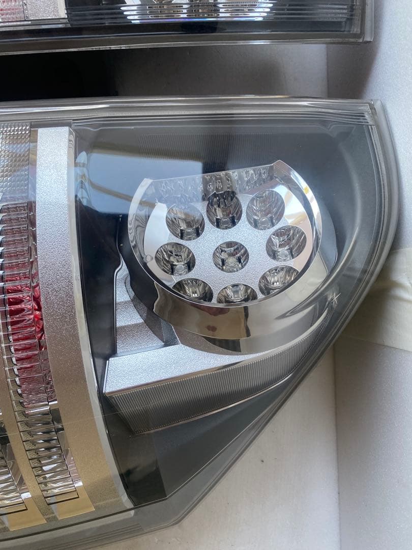 トヨタ 純正 ヴォクシー 70系 後期 ZRR70W テールランプ　左右セット