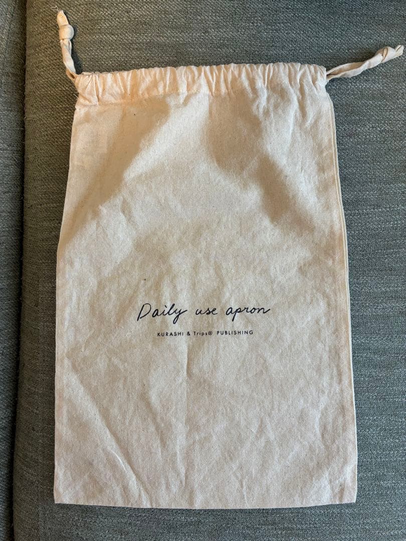 リネンのエプロンワンピース KURASHI&Trips PUBLISHING