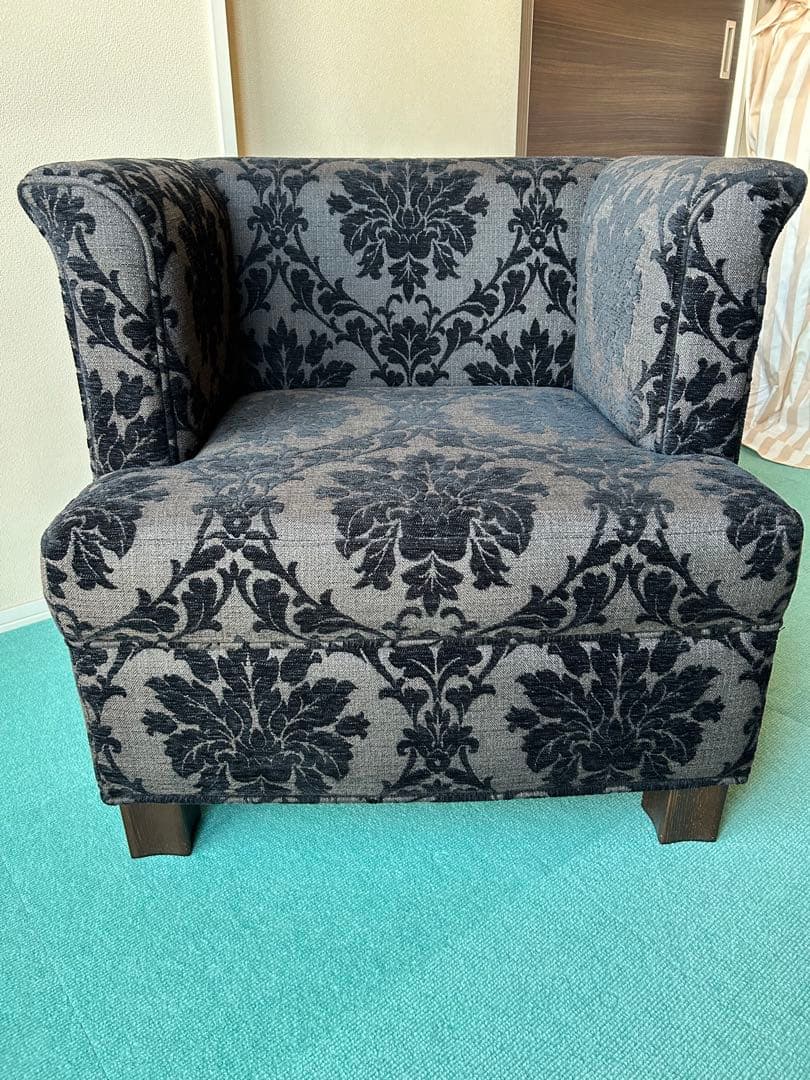 AIDEC ブラウンと黒の花柄アームチェア一人掛け用