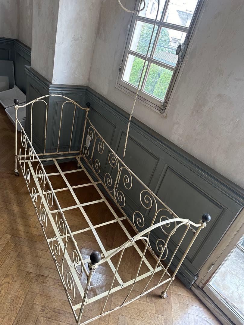 【蚤の市】ベビーベット　アイアン製クリーム色ベッドフレーム　フランス