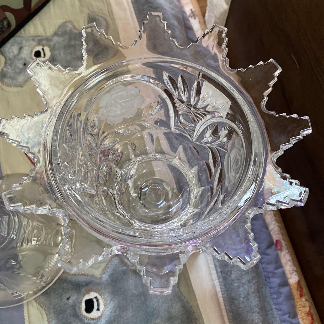 バイエルン、ベイヤー - 半透明のクリスタルに、花や蝶の美しいカット花瓶