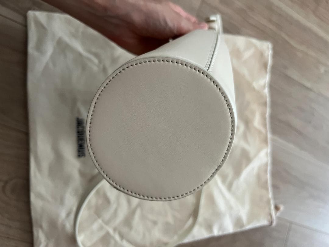 11 JACQUEMUS ホワイトレザーショルダーバッグ