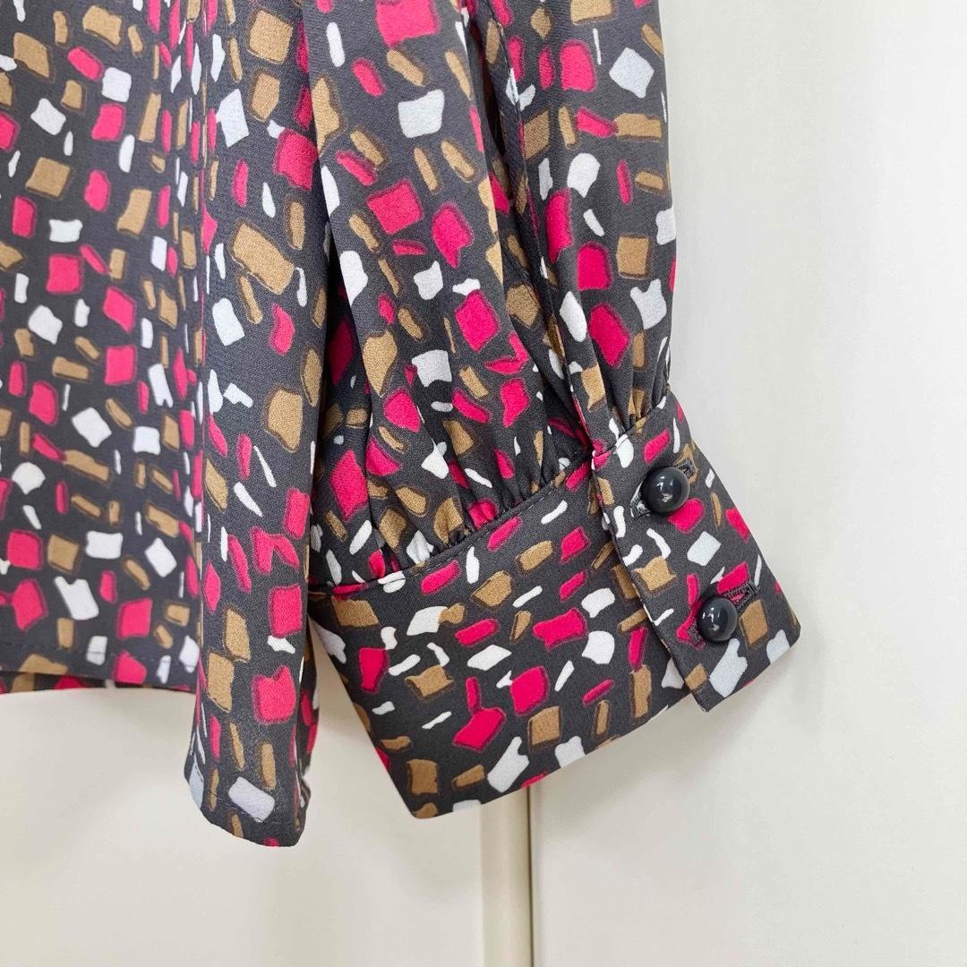 アナイ イレギュラースクエアプリントタイ付き ブラウス チャコールグレー 38