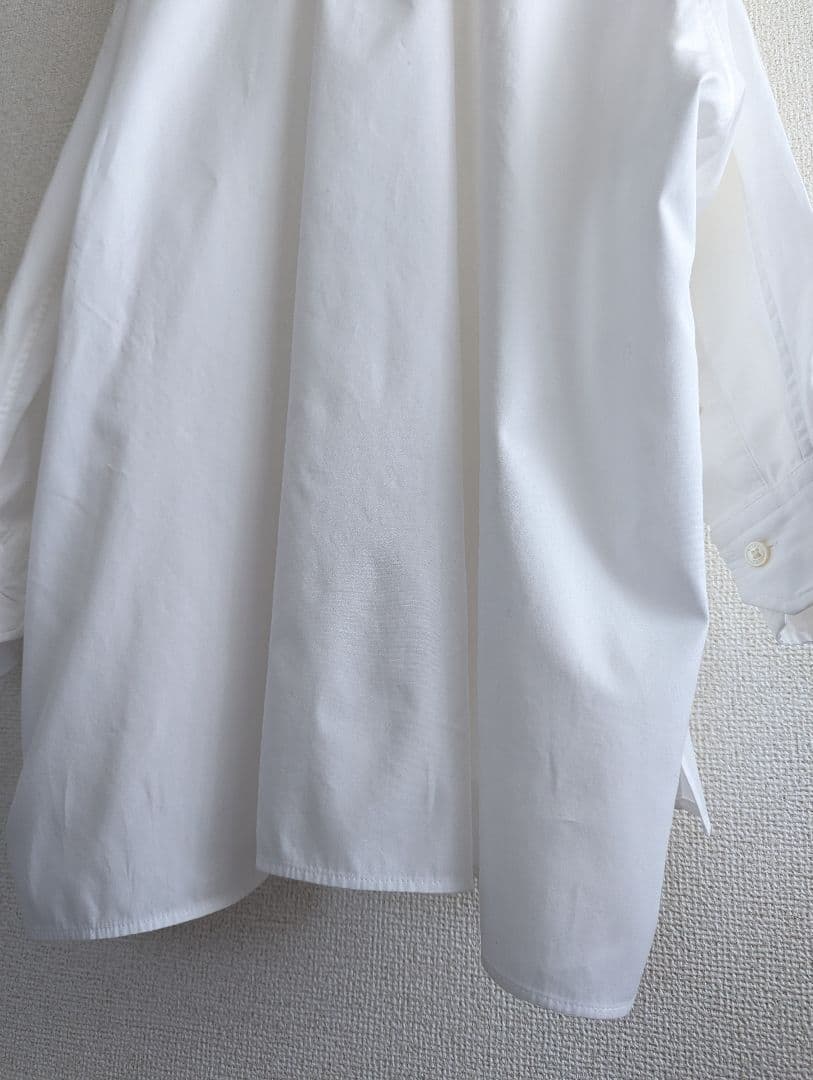 【良品】TICCA スタンドカラー　スキッパープルオーバー　ブラウス白