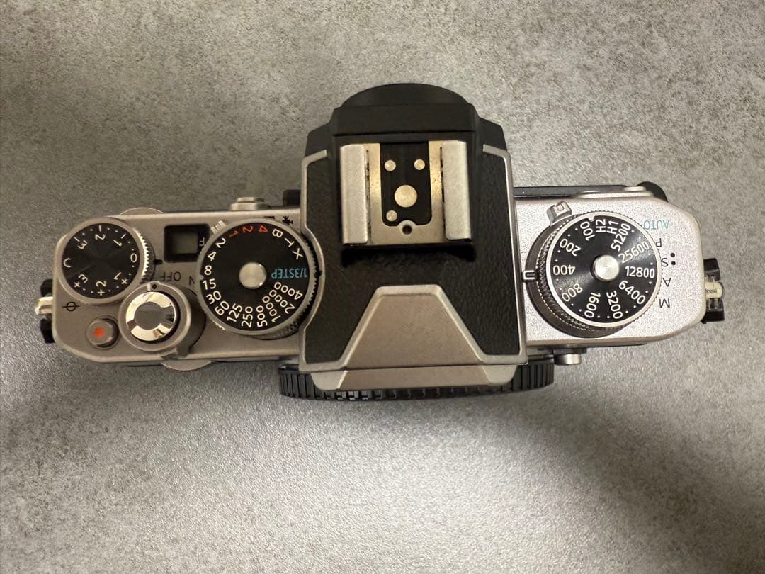 Nikonミラーレス一眼　Z fc レンズキット　シルバー　シャッター回数61回