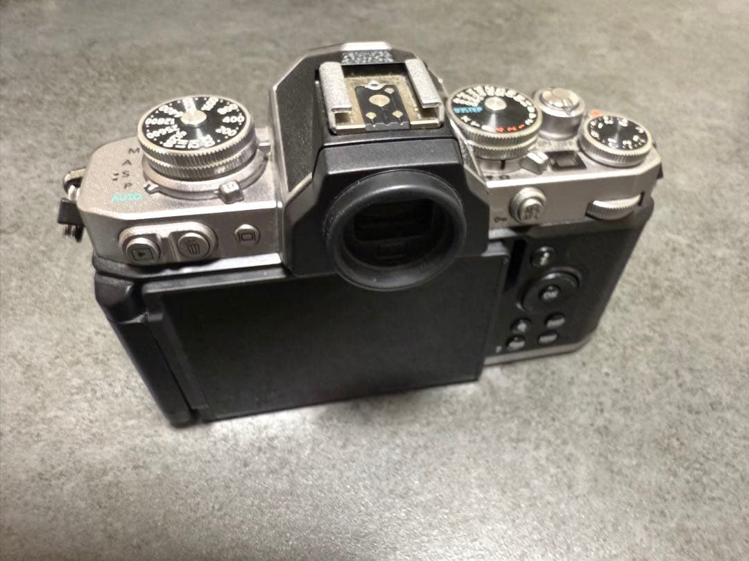 Nikonミラーレス一眼　Z fc レンズキット　シルバー　シャッター回数61回