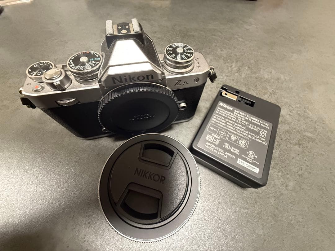 Nikonミラーレス一眼　Z fc レンズキット　シルバー　シャッター回数61回