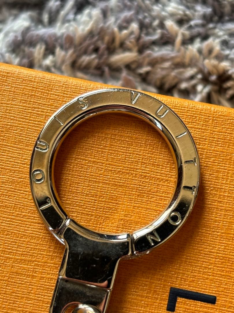 ルイヴィトン　イニシャル LV キーリング キーホルダー チャーム