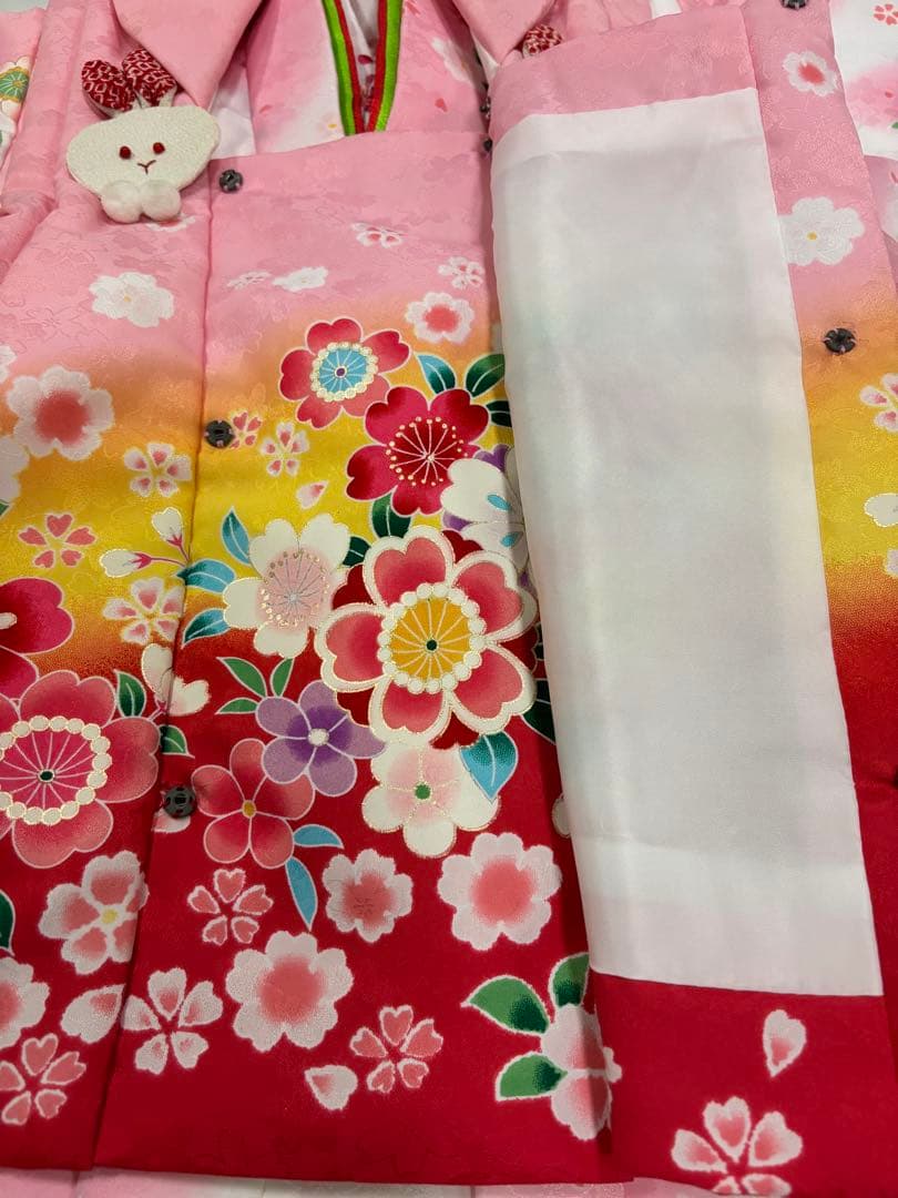 七五三　3歳女の子　着物・被布セット　白とピンク　うさぎ飾り　カラフル被布　新品