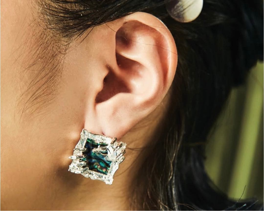 新品未使用　hazama 惹く手あまたのピアス　 シルバー