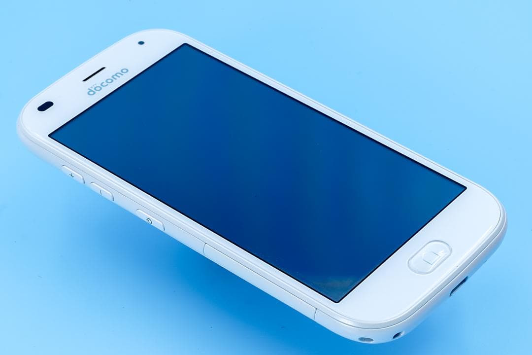 docomo　F-42A らくらくスマートフォン ホワイト　おまけつき