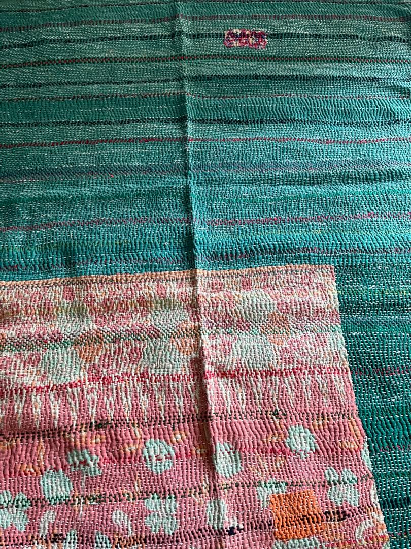 ②アンティーク刺繍カタンキルト　ラリーキルト