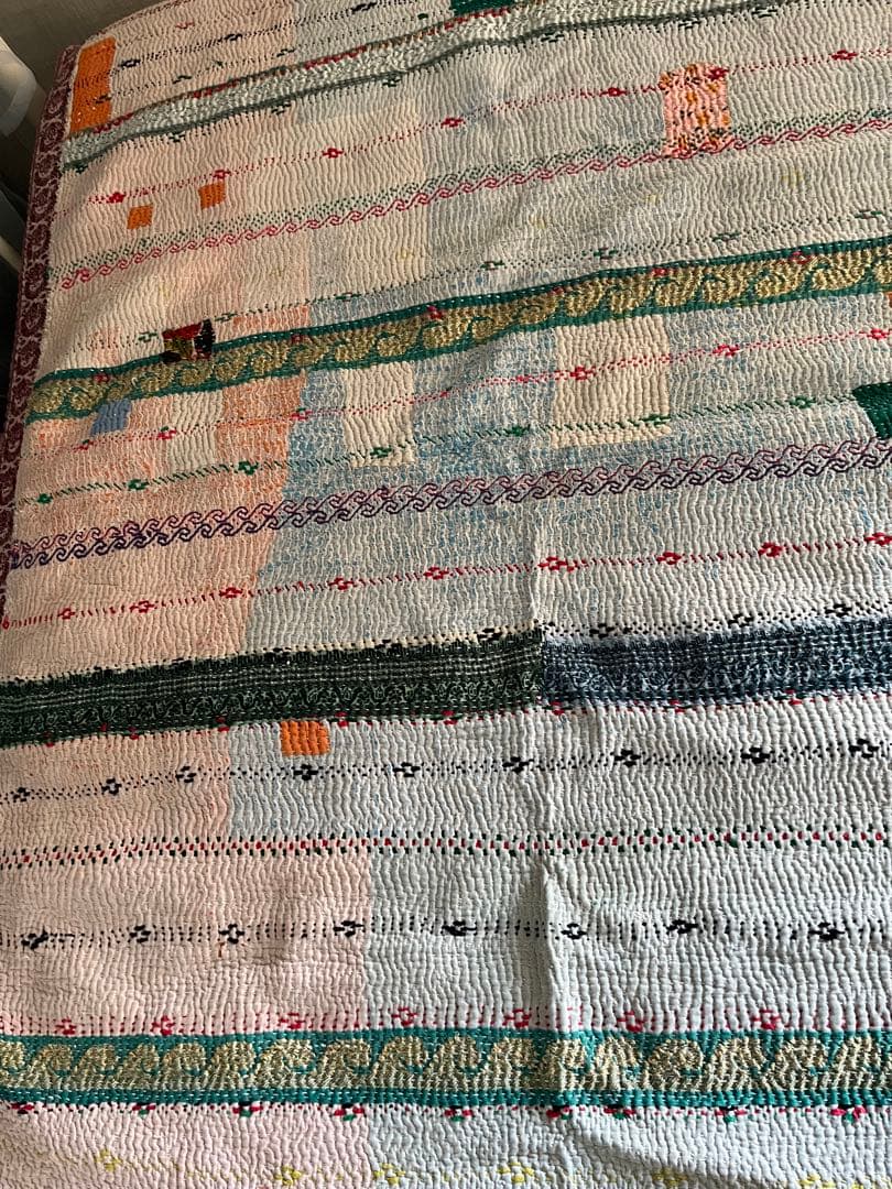 ②アンティーク刺繍カタンキルト　ラリーキルト