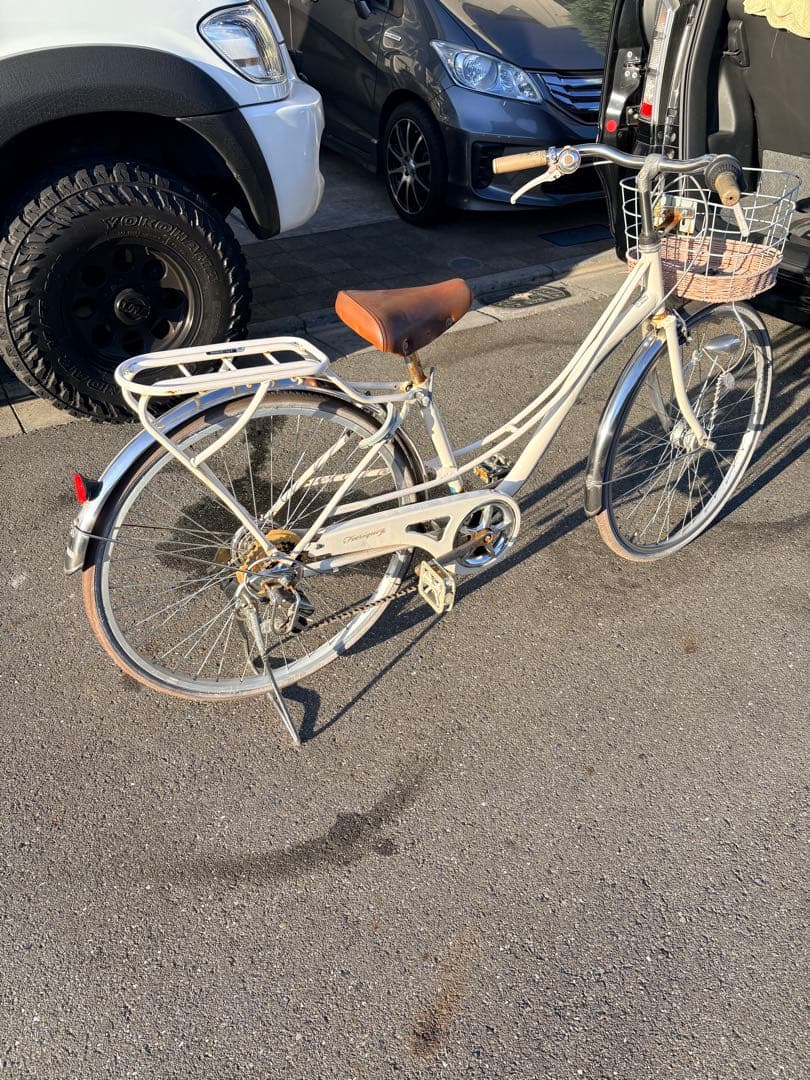 クリーム色 シティサイクル 前面バスケット付き