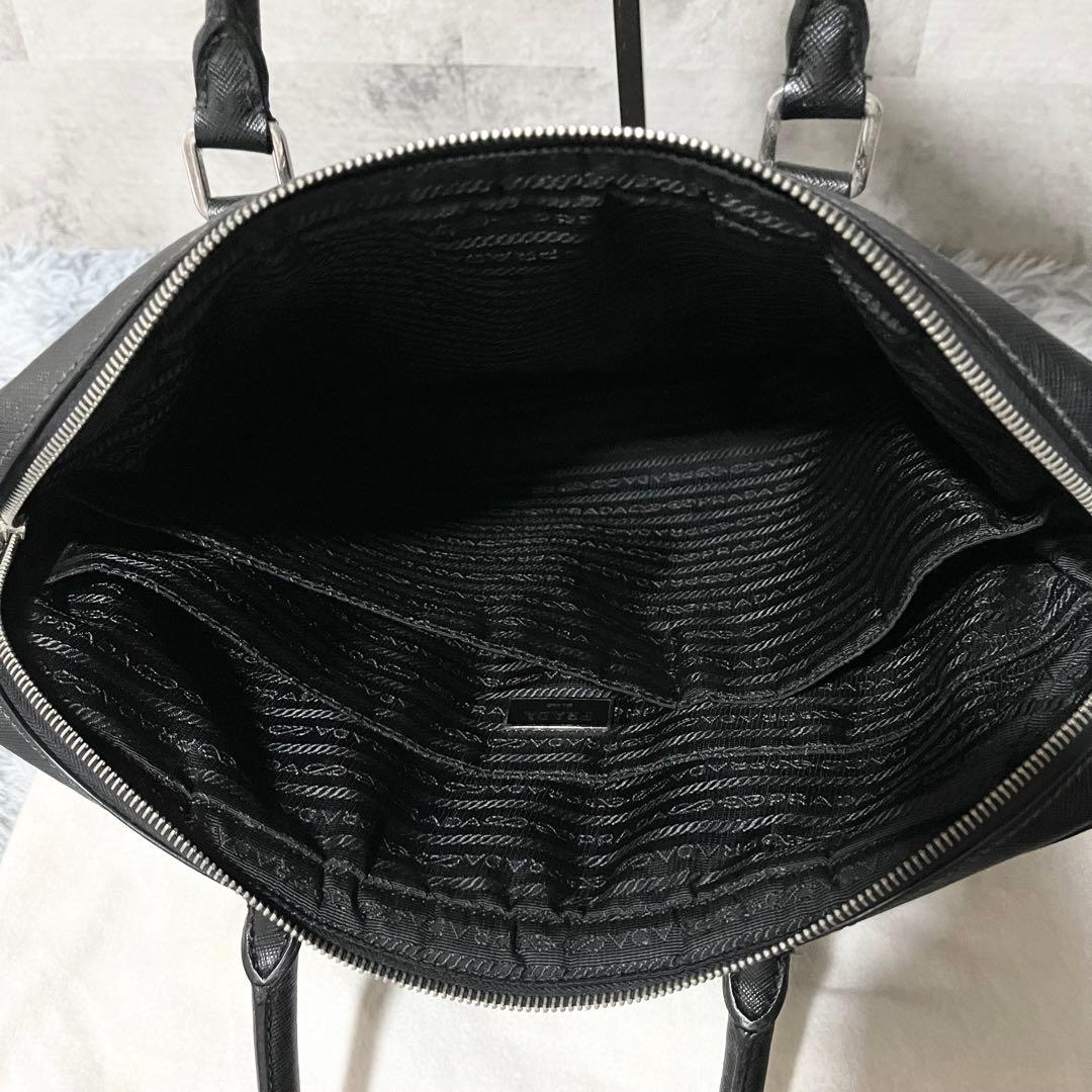 美品　PRADA 現行　ビジネスバッグ　サフィアーノレザー 三角ロゴ　黒