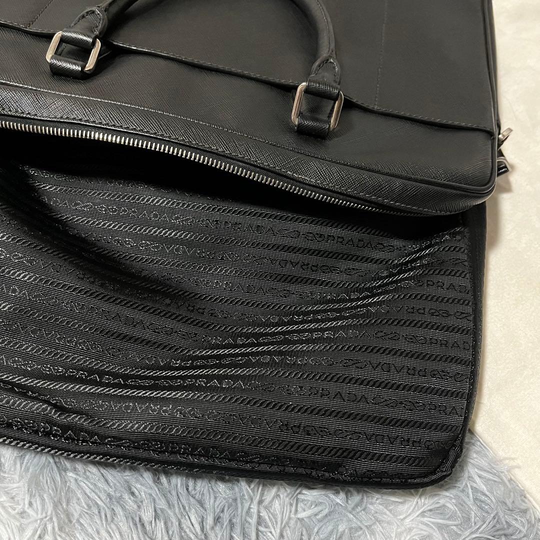 美品　PRADA 現行　ビジネスバッグ　サフィアーノレザー 三角ロゴ　黒