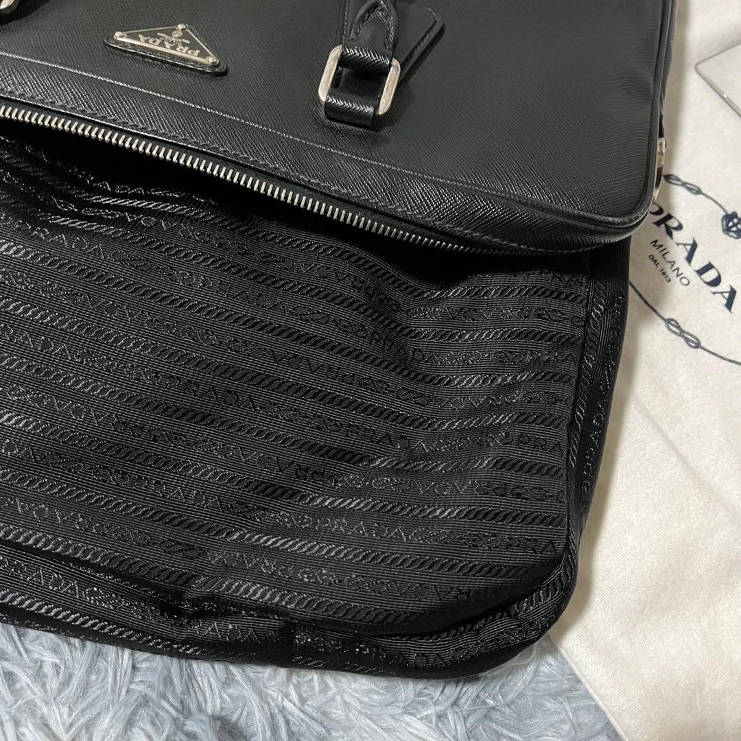 美品　PRADA 現行　ビジネスバッグ　サフィアーノレザー 三角ロゴ　黒