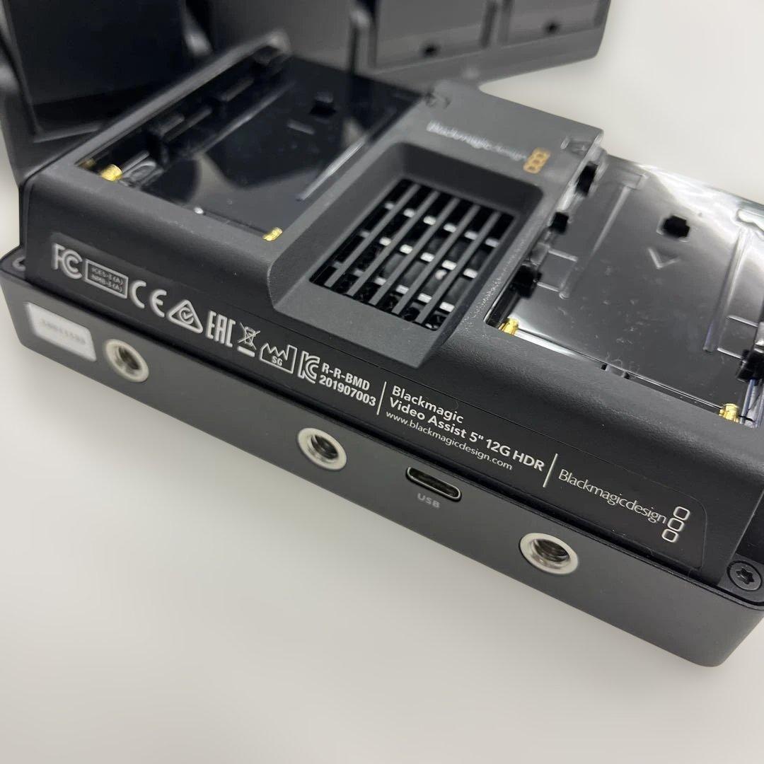 Blackmagic Video Assist 5\" 12G HDR と付属品