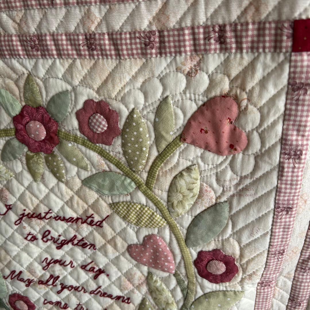 ハンドメイド パッチワークアルファベットと花のメッセージキルト