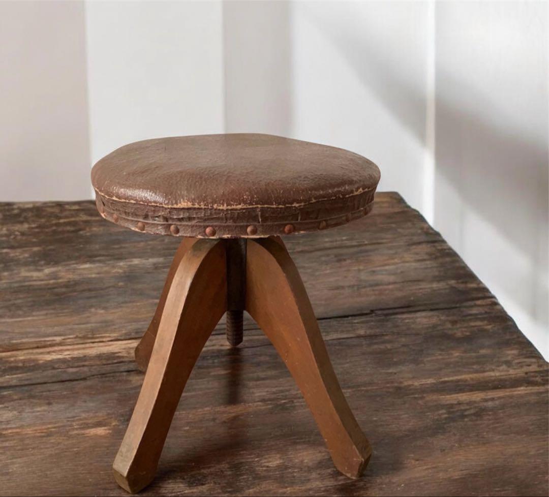 アンティーク　高さ調節可能　シャビーな回転椅子　丸椅子　どっしりとしたスツール