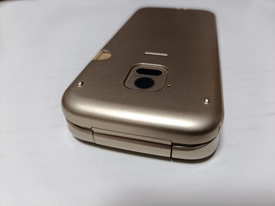 ☆ docomo らくらくホン F-02J ゴールド