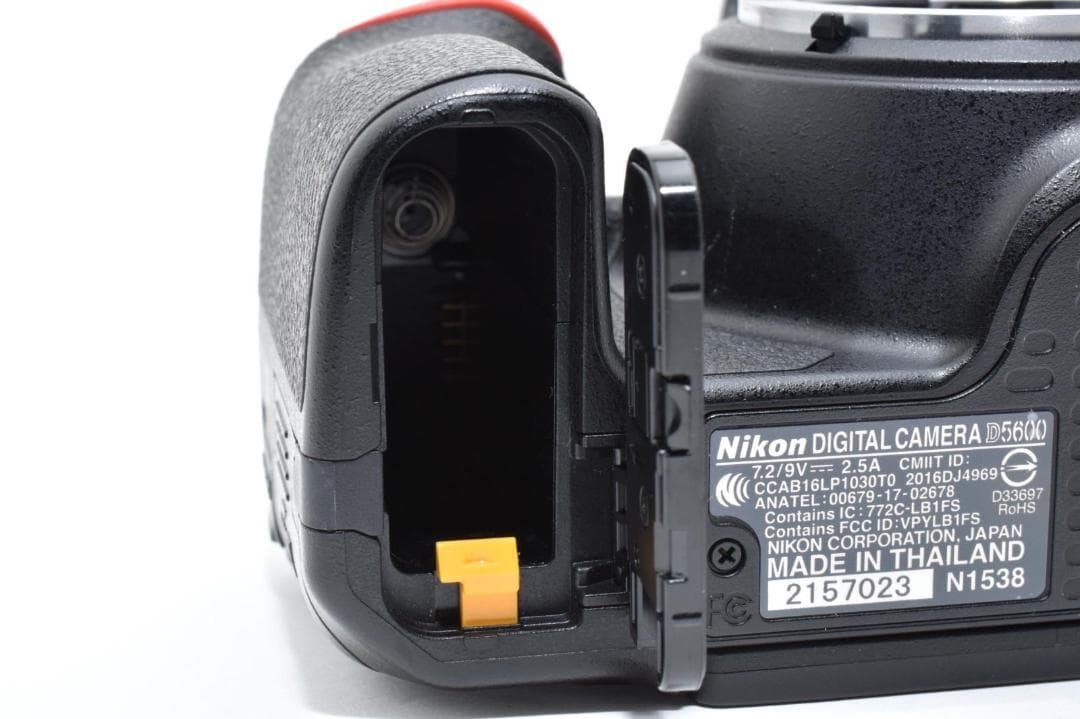 美品 ニコン NIKON D5600 ダブルズームキット デジタル一眼レフカメラ