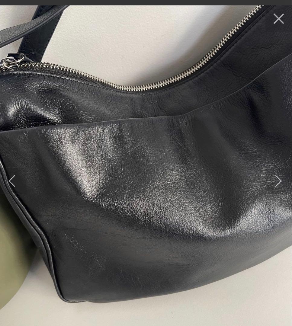 SNS話題❣️イアパピヨネスワローマチショルダーバッグブラック旅行大容量軽量本革