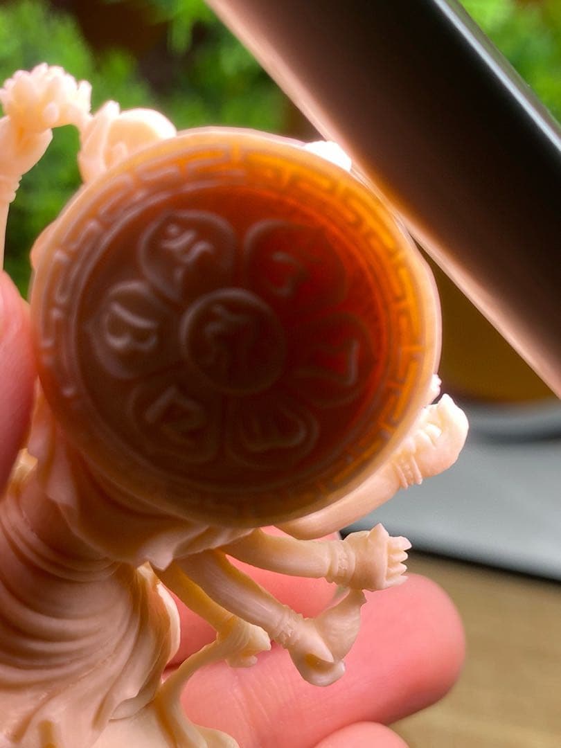 天然マンモス牙美しい手作り彫刻　千手観音　小さいな置物