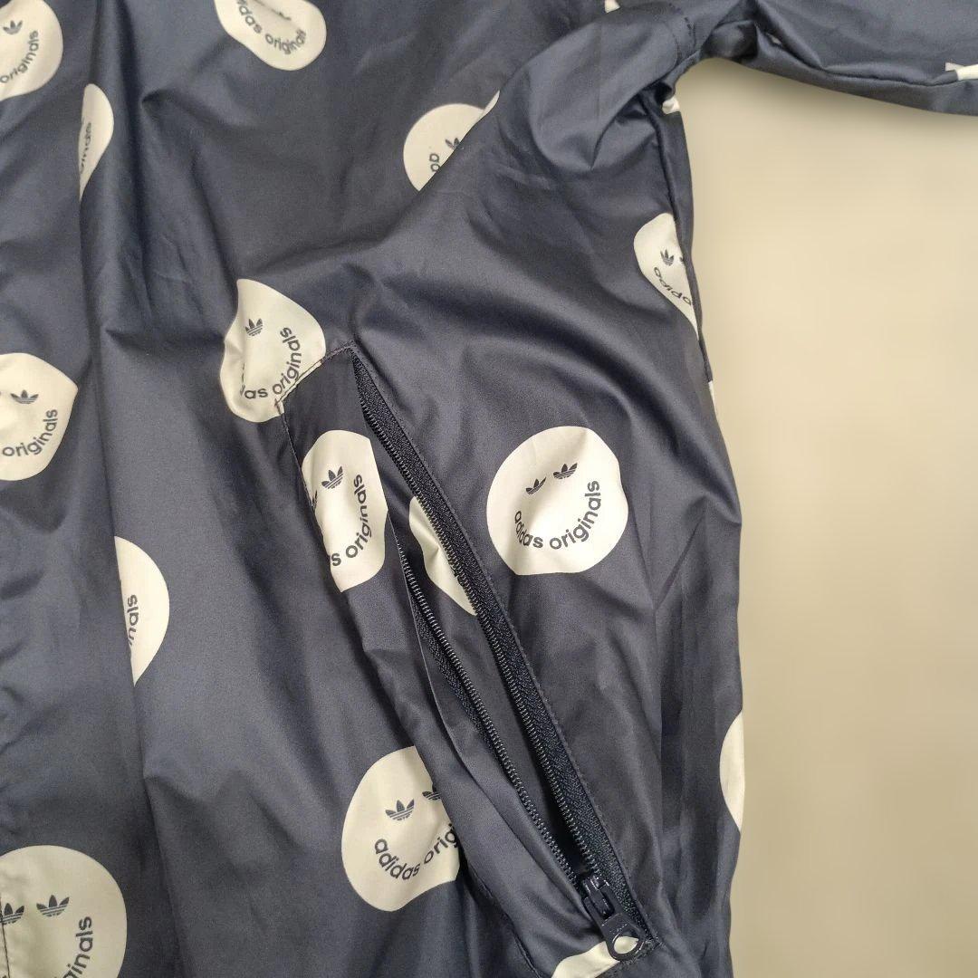アディダスadidasプリントウィンドブレーカースマイリーフェイス