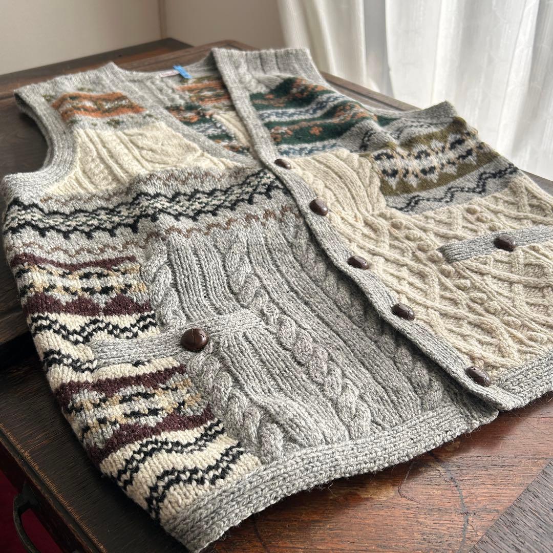 Papas 男性用ハンドニットのベスト　絹混ウール　革のクルミボタン使用