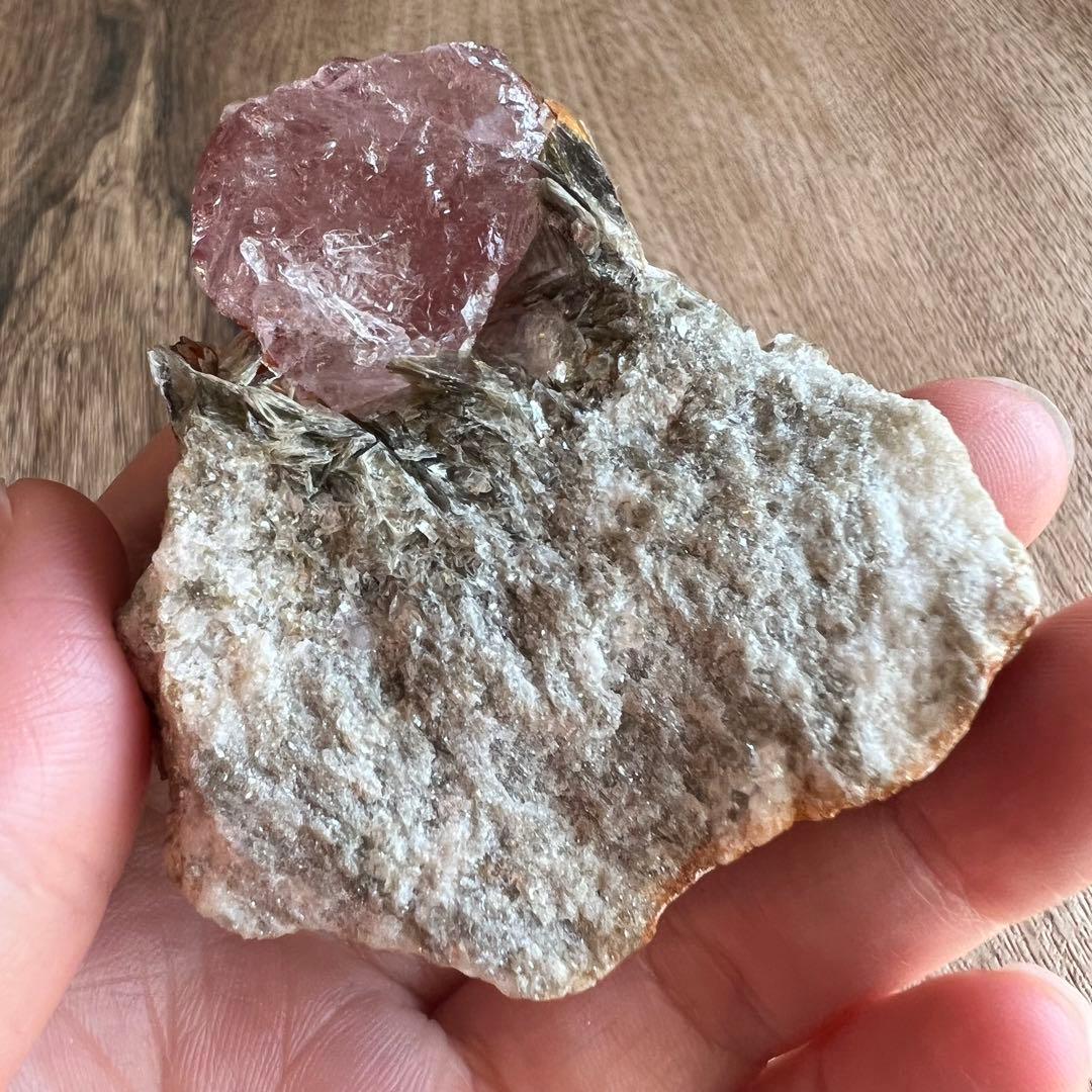 蛍光 ピンク アパタイト マスコバイト 共生 鉱物 標本 原石 フルオレッセンス