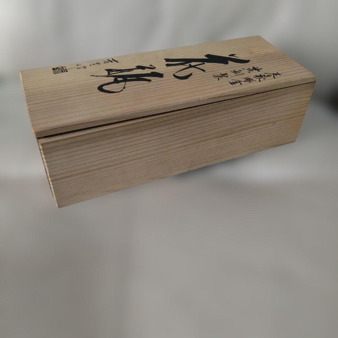 黒い花瓶 飛ぶ鶴のデザイン