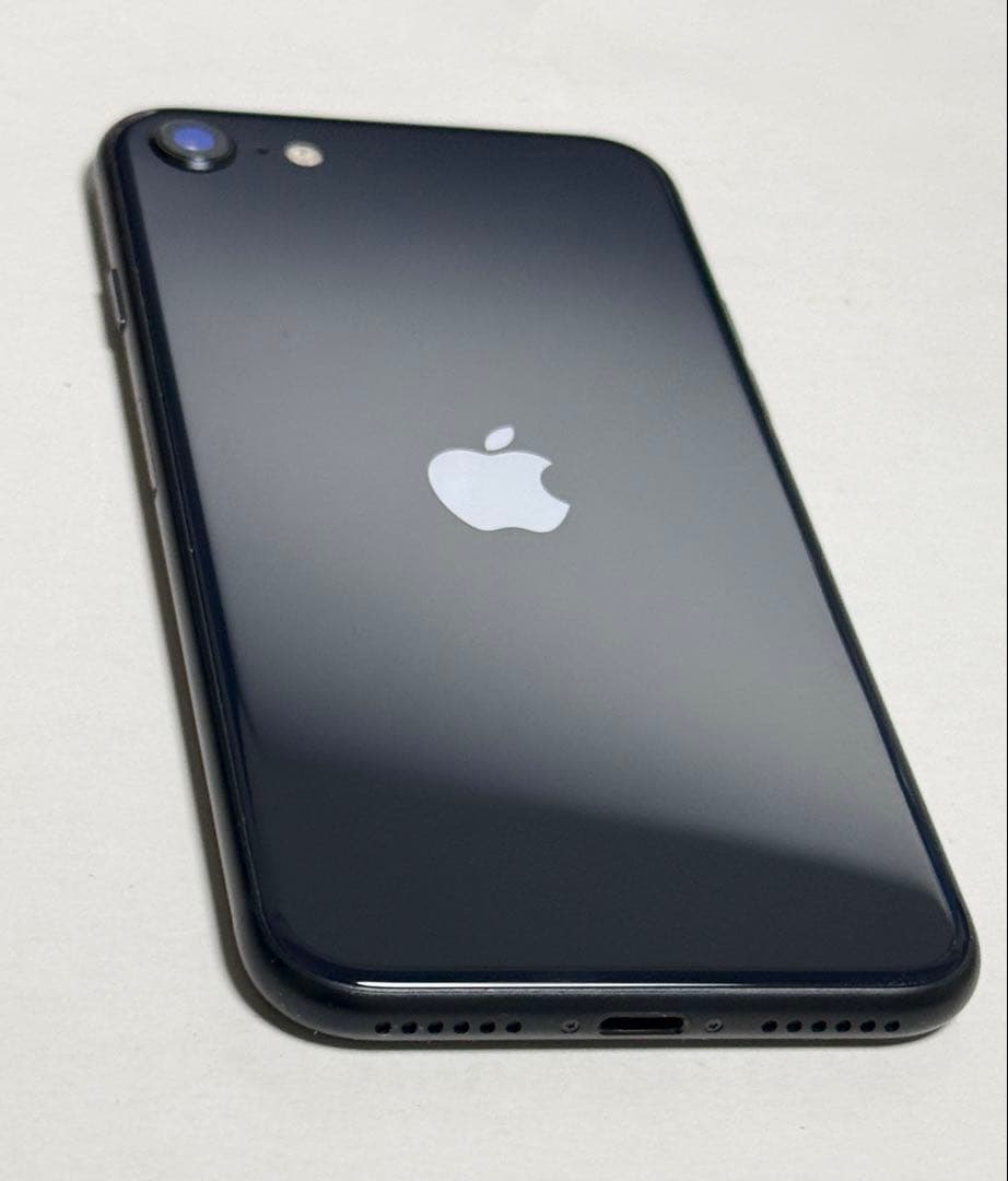 美品　2024年9月購入品　バッテリー100％　iPhone SE 3 64GB
