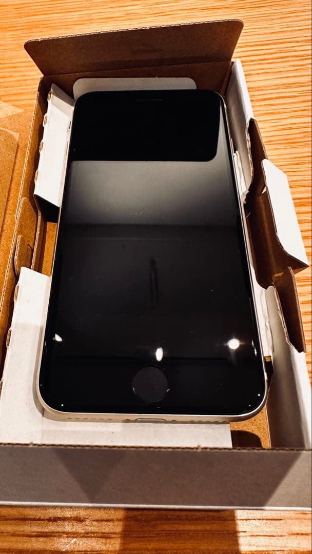 【未使用】 Apple iPhone SE (第3世代)docomoリユース品