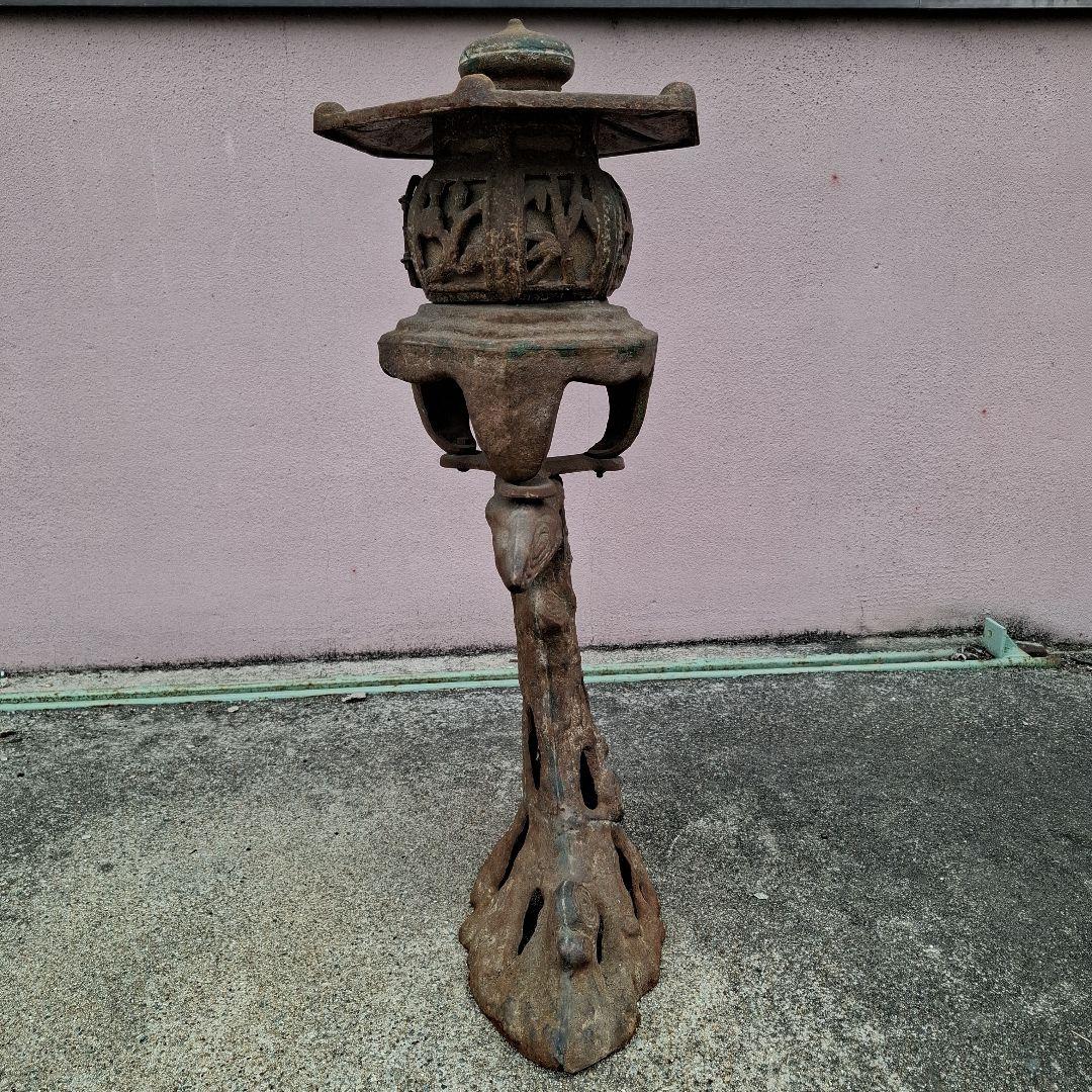 伝統的な金属製燈籠　アンティーク　鉄鋳物製　灯篭