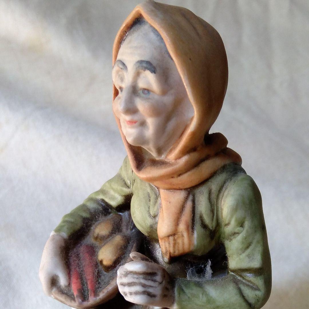 お料理上手のかたへの贈り物！野菜かごを持つおばあさんのフィギュア