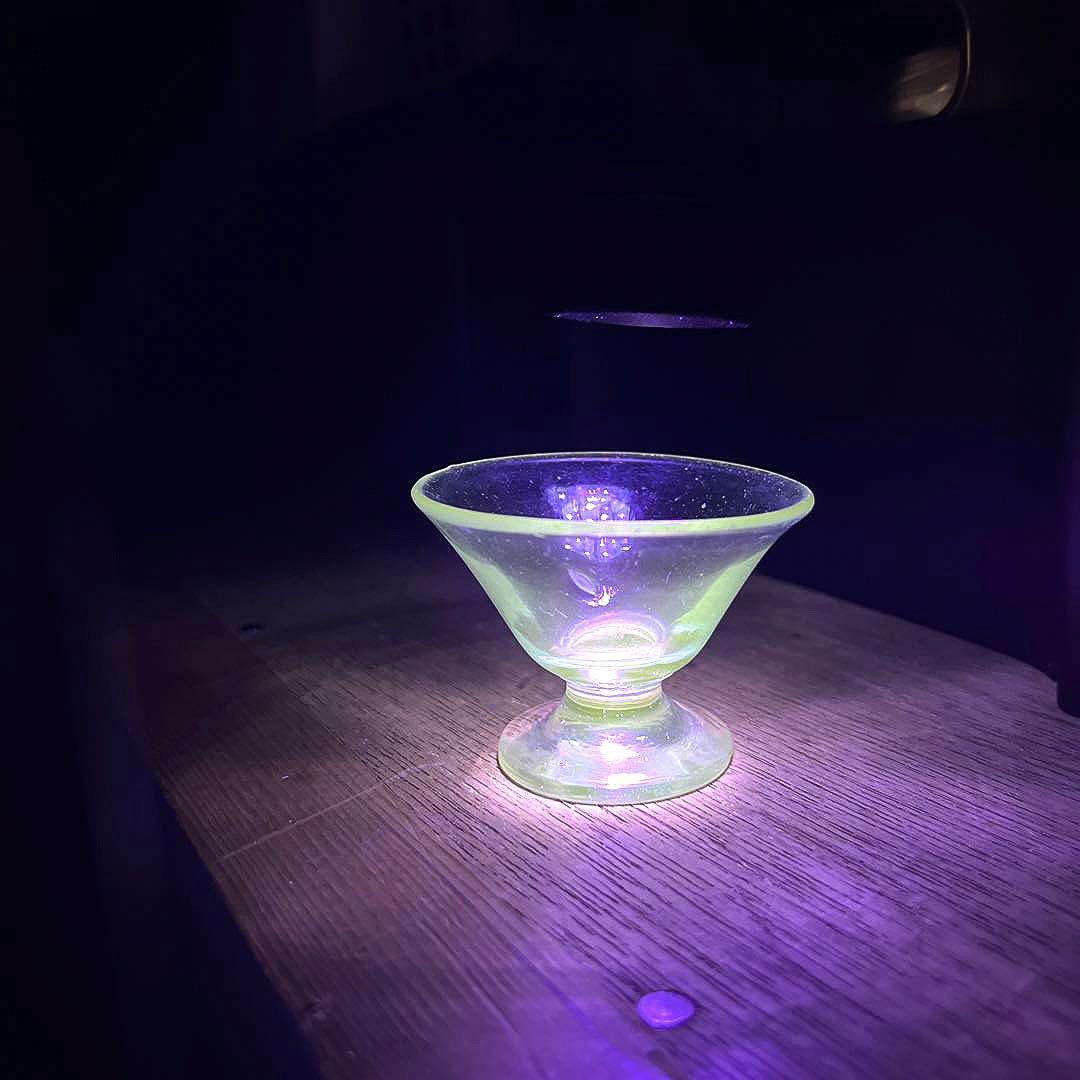 骨董　時代ガラス　手吹き　びいどろ　ゆらゆら　飴色ガラス　盃　酒器　ウランガラス