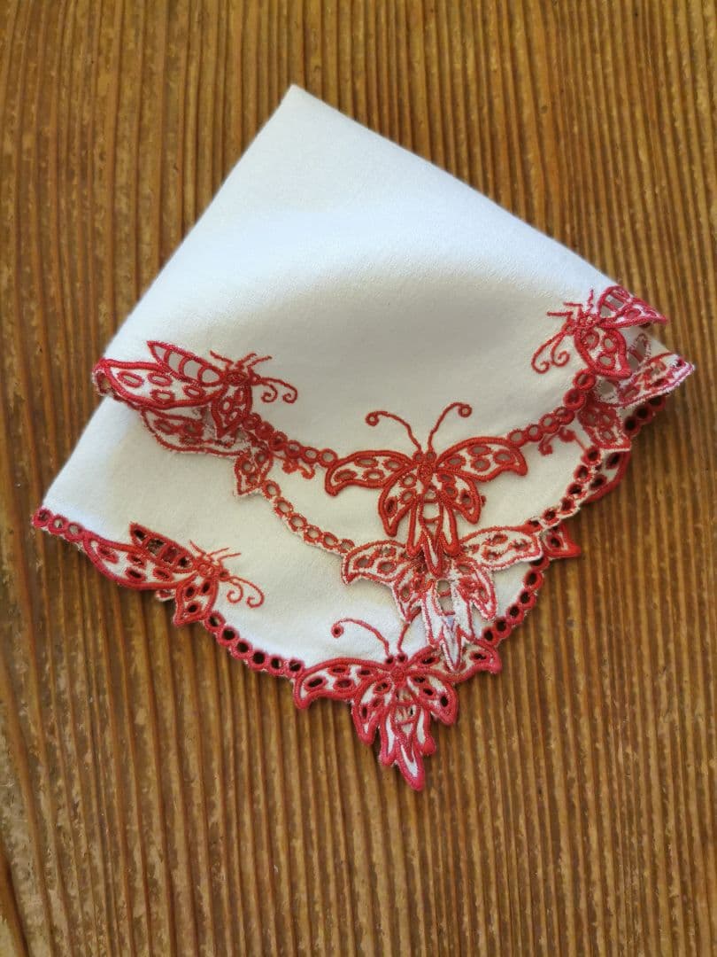 アンティークフランス オープンカットワーク バタフライ∞赤糸刺繍 縮緬風ドイリー