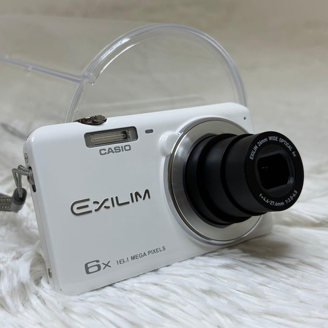 美品　CASIO カメラ　EX-Z770 充電器　ホワイト コンデジ　動作品