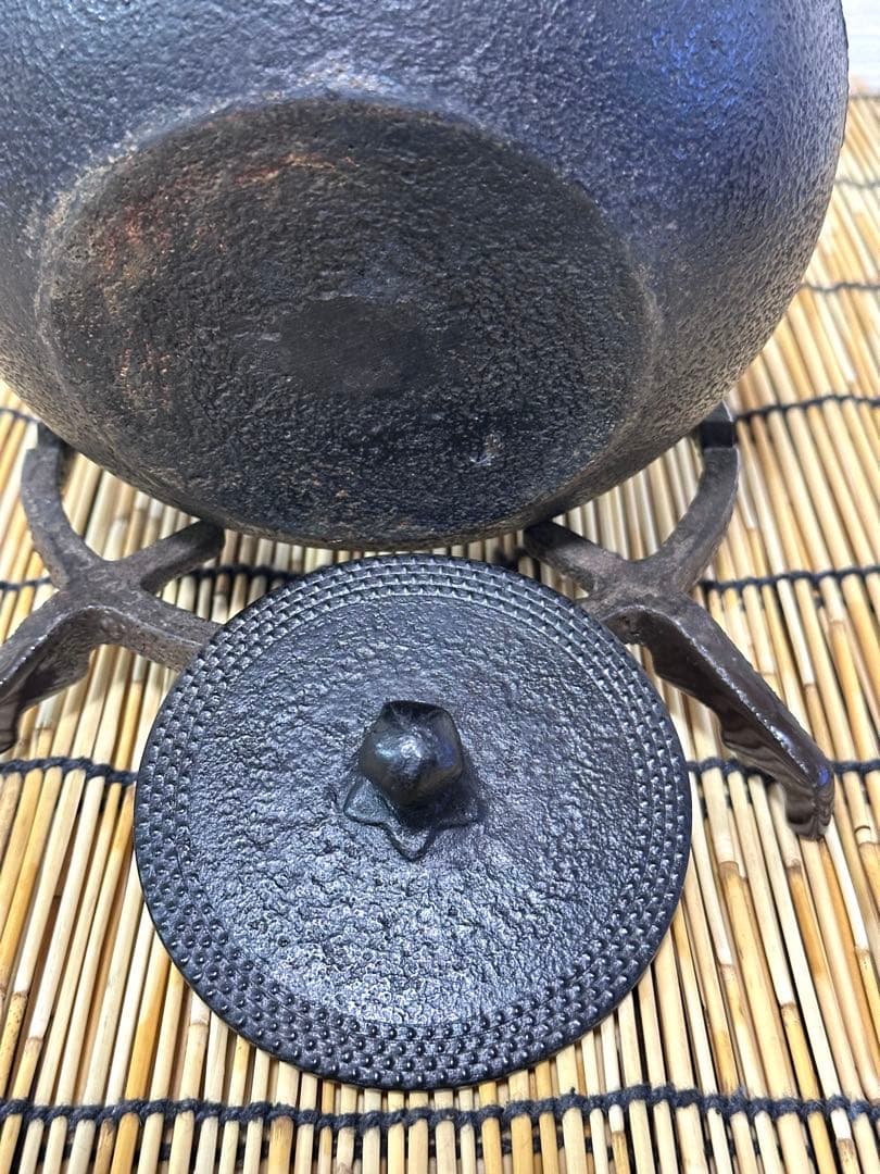 未使用品、供箱付 南部虎山工房前田知行造　１２型　南部鉄瓶　南部鉄器　鉄瓶