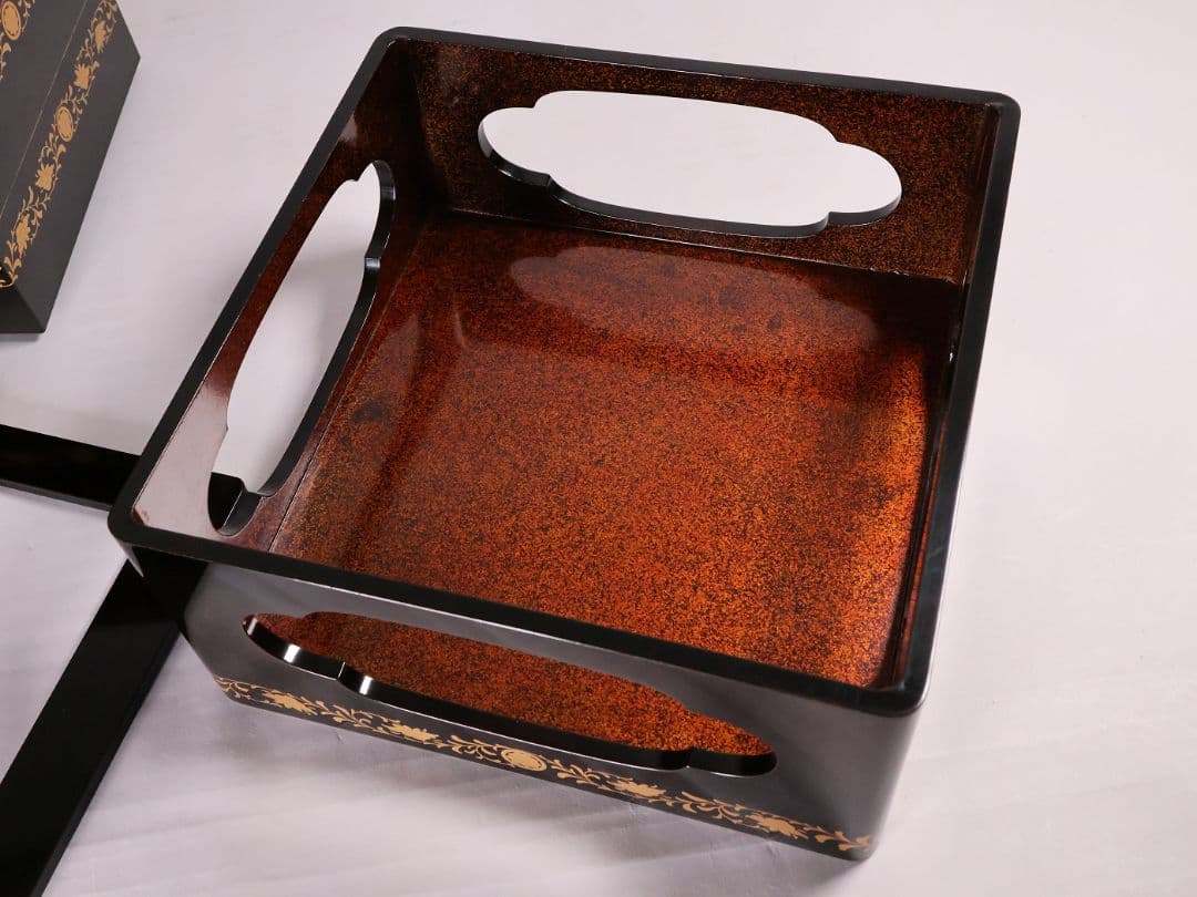 【MB208】輪島塗 家紋金蒔絵 五段重箱 台付 剣片喰花唐草 黒塗梨地 天然木