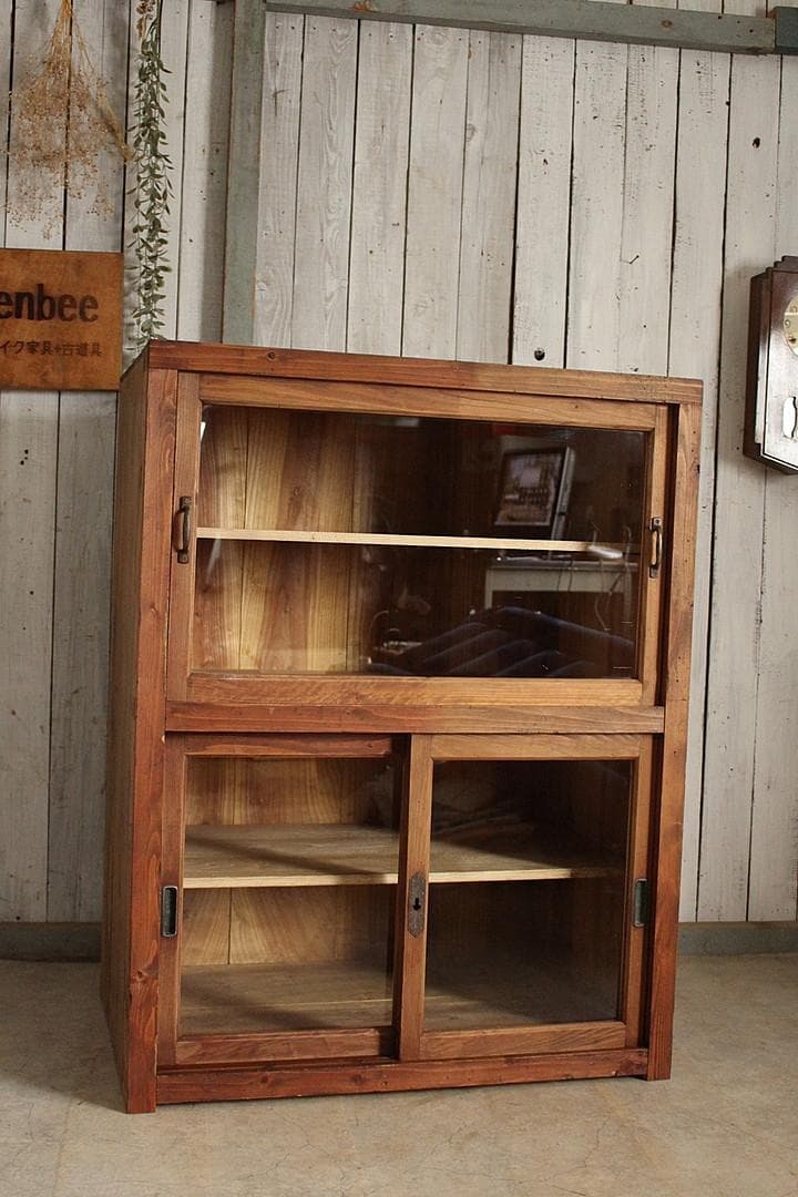 古く味のある木枠ガラス戸棚　食器棚　水屋　キャビネット　古家具