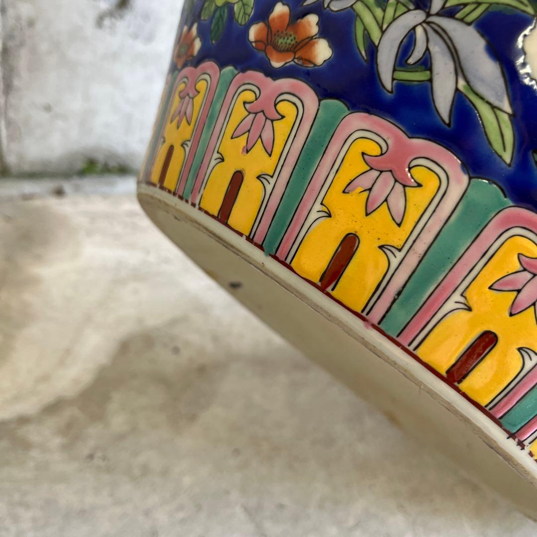 最終処伊万里金魚が泳ぐ絵柄十錦手火鉢大睡蓮鉢金魚鉢　カラフルな色合いと絵柄の良さ