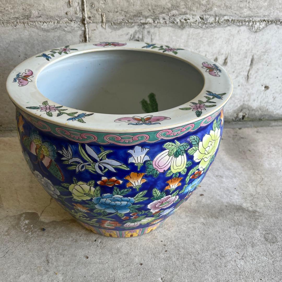 最終処伊万里金魚が泳ぐ絵柄十錦手火鉢大睡蓮鉢金魚鉢　カラフルな色合いと絵柄の良さ