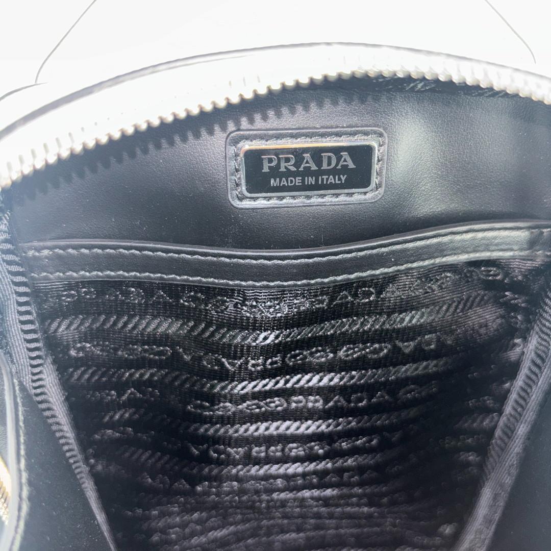 未使用 プラダ ショルダーバッグ メンズ ホワイト レザー トライアングルロゴ